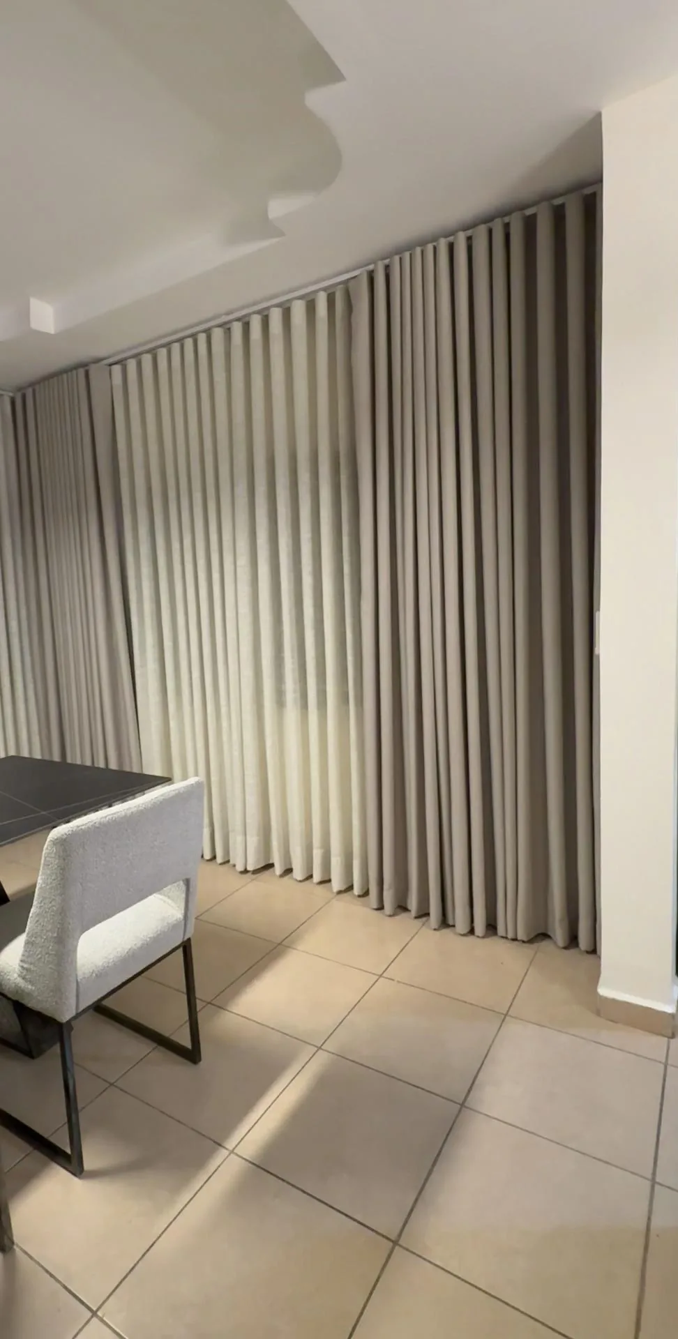 Cortinas Ripple Fold de suelo a techo en un comedor